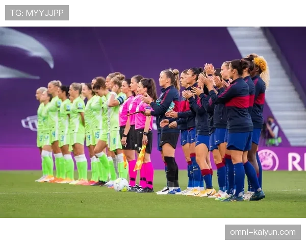 女足欧冠决赛:巴萨女足2-0击败里昂,实现三连冠伟业。 女足欧冠决赛:巴萨女足2-0击败里昂,实现三连冠伟业。